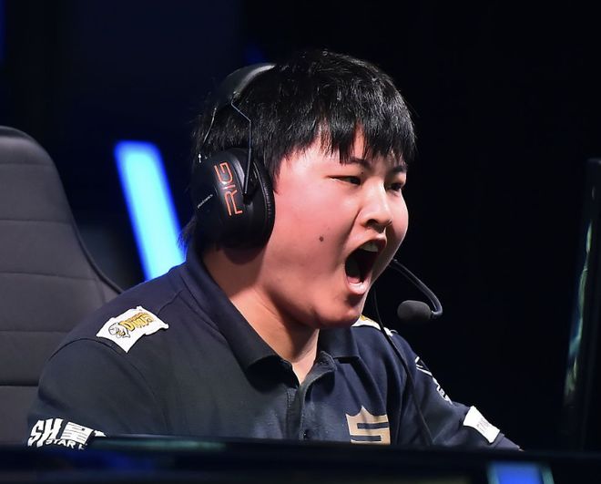 Yabo Sports-反败为胜引发热议！，Uzi在热火比赛中领先优势明显上演精彩一战-Yabo Sports