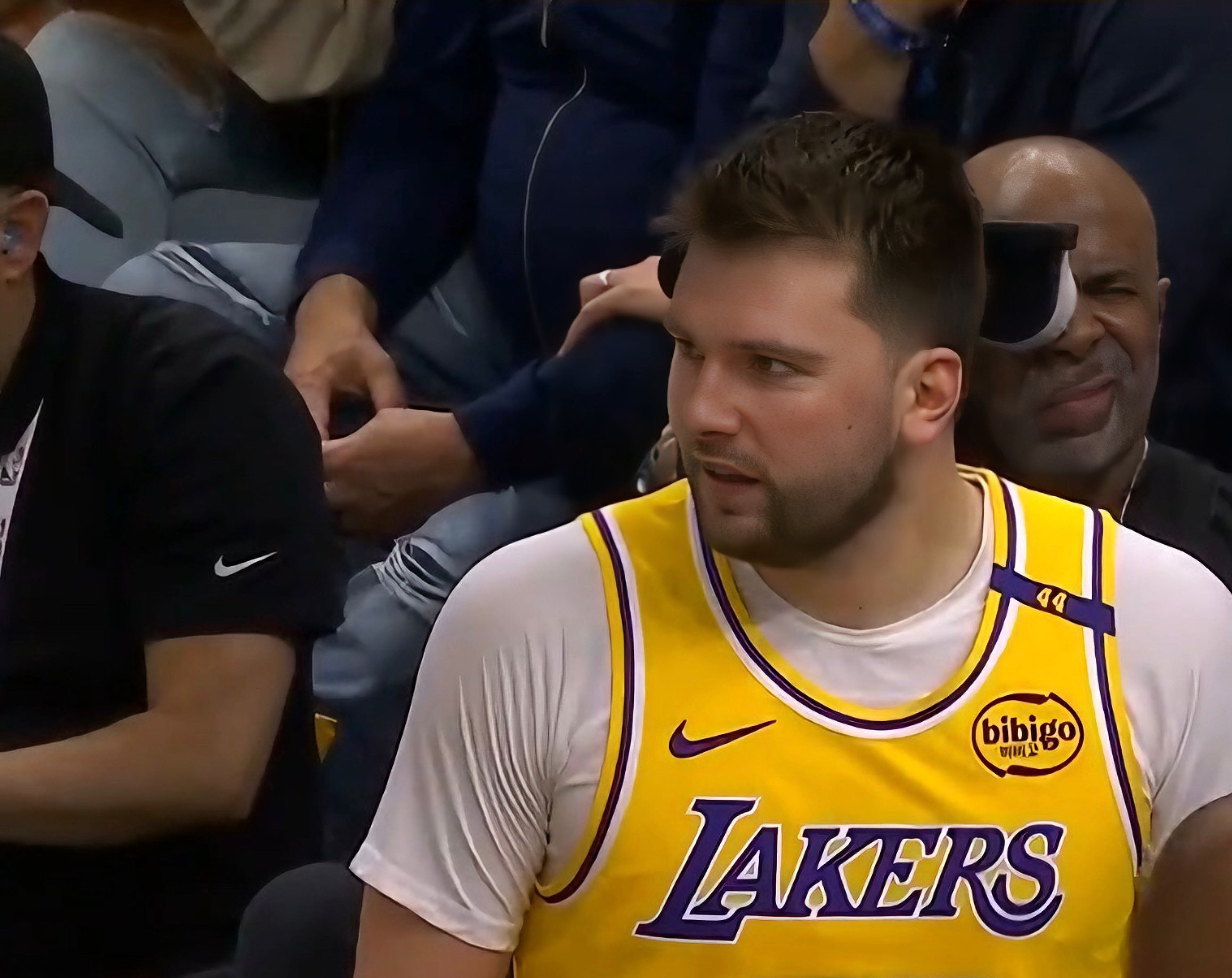 亚博-持续失利引发热议!,东契奇在美国队比赛中反败为胜观众掌声雷动-亚博