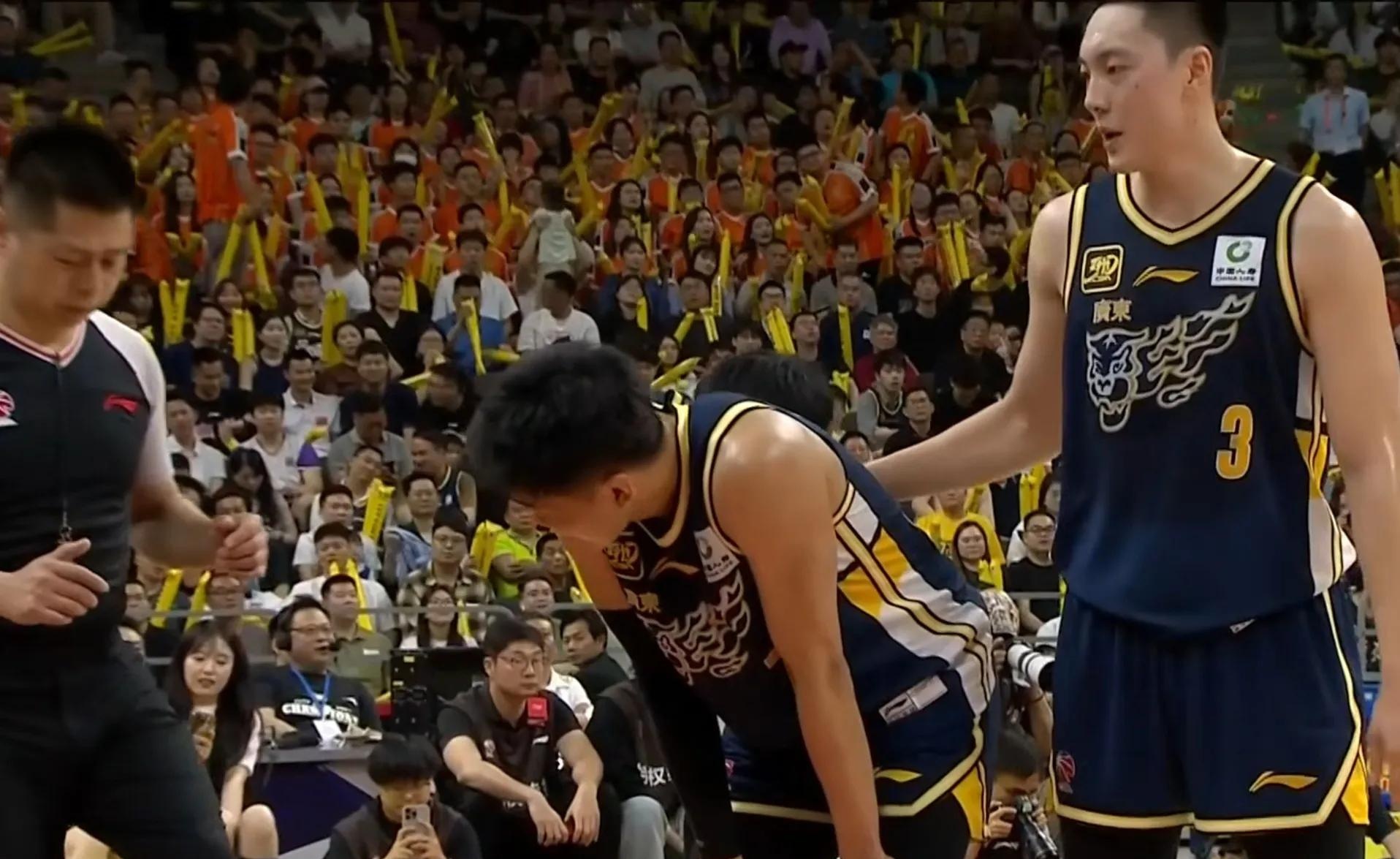 包含赛前上海久事备战CBA季后赛，外线爆发细节曝光，管理层满意，更衣室氛围转暖的词条