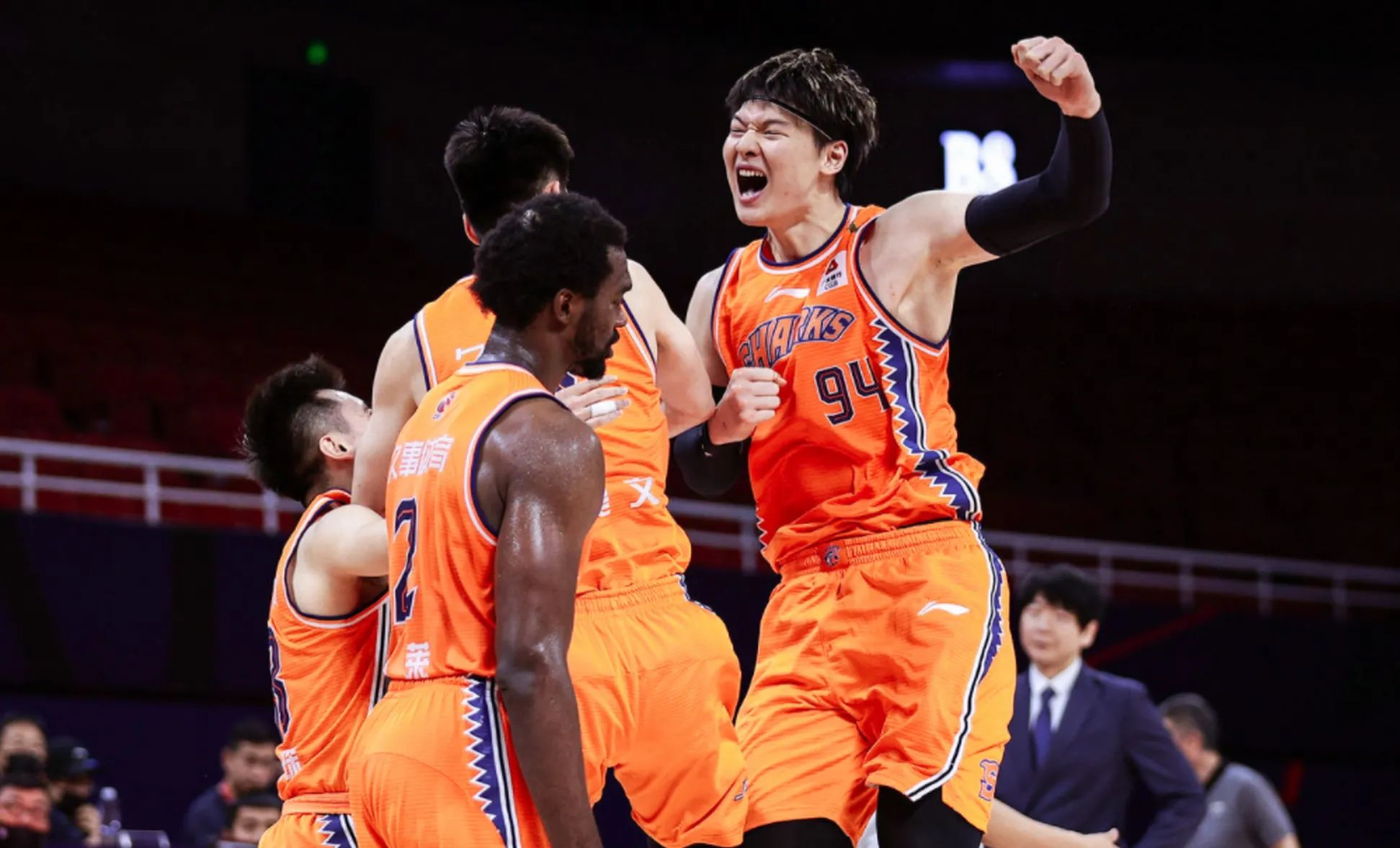 包含赛前上海久事备战CBA季后赛，外线爆发细节曝光，管理层满意，更衣室氛围转暖的词条